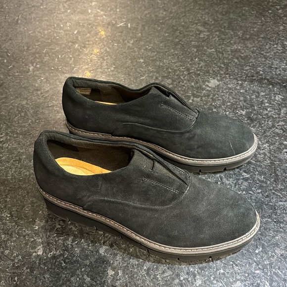 Ladies Black Gently Worn Clarks Suede Loafers - Picture 2 of 6